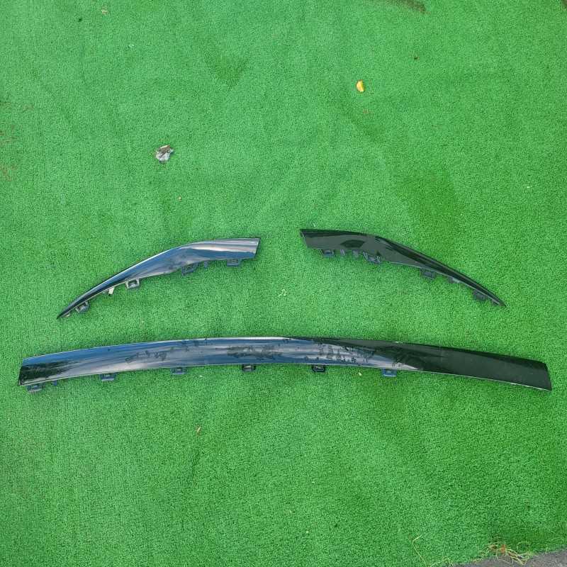Modanatura anteriore centrale dx e sx piccoli difetti Mercedes Classe C W205 Modanatura anteriore centrale dx e sx piccoli difetti Mercedes Classe C W205