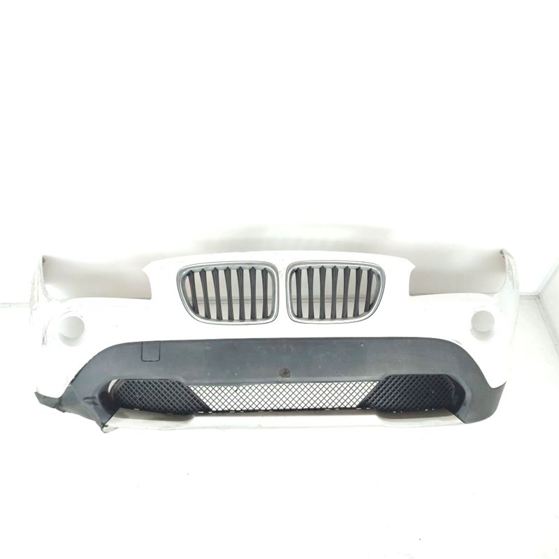 51112990185 paraurti anteriore Bmw E84 serie X1 2008-13 colore bianco ammaccatura e graffi importanti lato destro