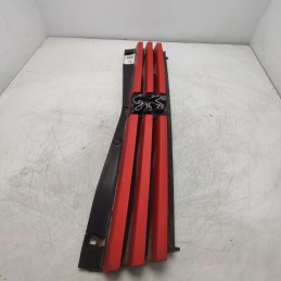 MASCHERINA CALANDRA PEUGEOT 205 USATA CON LEGGERA IMPERFEZIONE ROSSO 27026 
