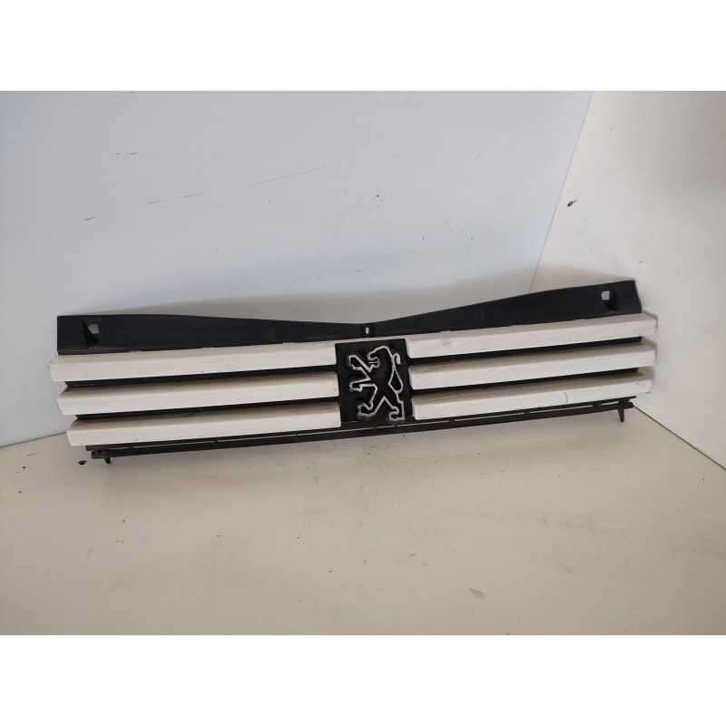 MASCHERINA CALANDRA PEUGEOT 205 USATA BIANCO 27026 POS P1B18