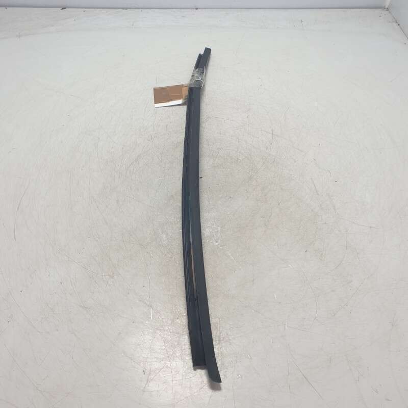Guarnizione raschiavetro ant dx finestrino Peugeot 205 automatico 1.6b BDY 2000. LUNGHEZZA 69CM