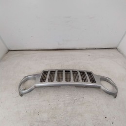 5GF25TRMAE mascherina griglia calandra Jeep Cherokee KJ 2.8CRD 26C 4X4 2004 anteriore grigio danneggiata