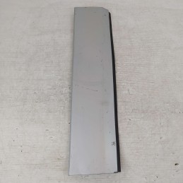 77680-65J01 rivestimento modanatura finitura esterna portiera Suzuki Grand Vitara 1.9 TD 4X4 2008 ant SX grigio con graffi 