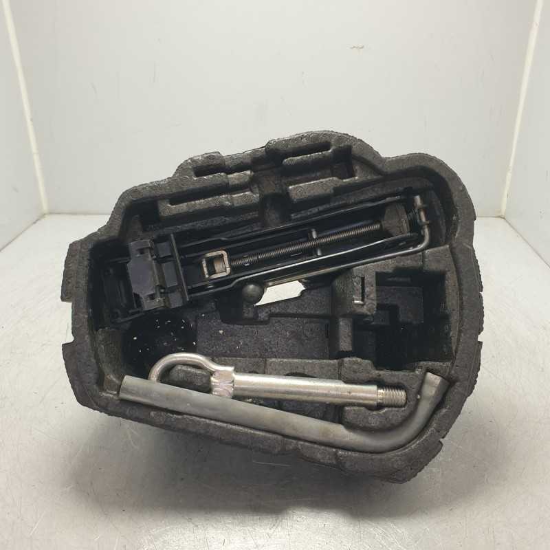 1JE012115B kit attrezzi cric martinetto ruota scorta Volkswagen Fox 1.4 tdi 75cv 2005