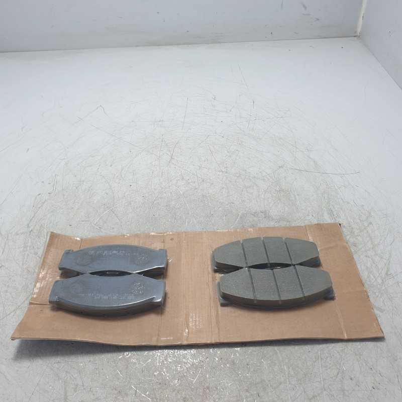 704-13040 Kit 4 pastiglie freno anteriori Nissan King Cab Pick Up 4x4 2.5d 1985