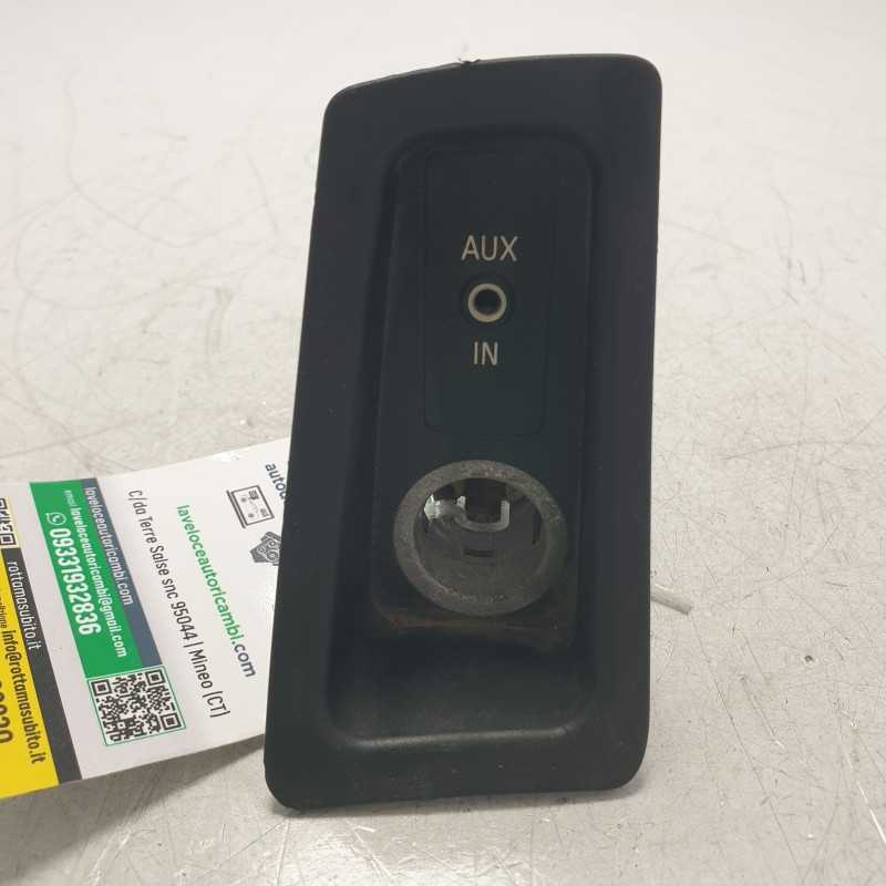 61.316930561 Adattatore aux presa ingresso BMW serie 1 E87 120d 2.0d 2008