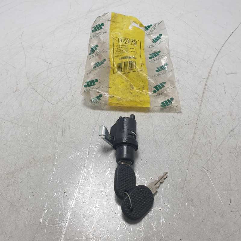 37/173 serratura chiusura portellone post Fiat Panda MK1 141 1989-03 con due chiavi dotazione