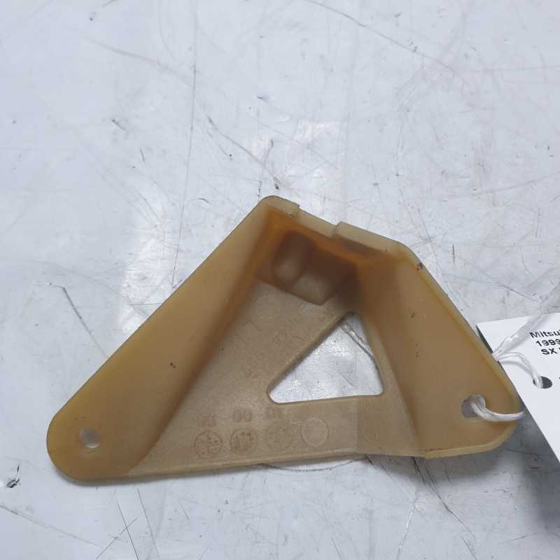 Mitsubishi Pajero MK3 V60-70 SW 5P DI-D 1999-06 staffa supporto pannello portiera post SX MR444887