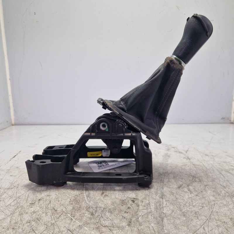 Leva cambio 5M Toyota Avensis MK2 SW 2.0 D-4D 85 KW 2003-08 cuffia e pomello usurati