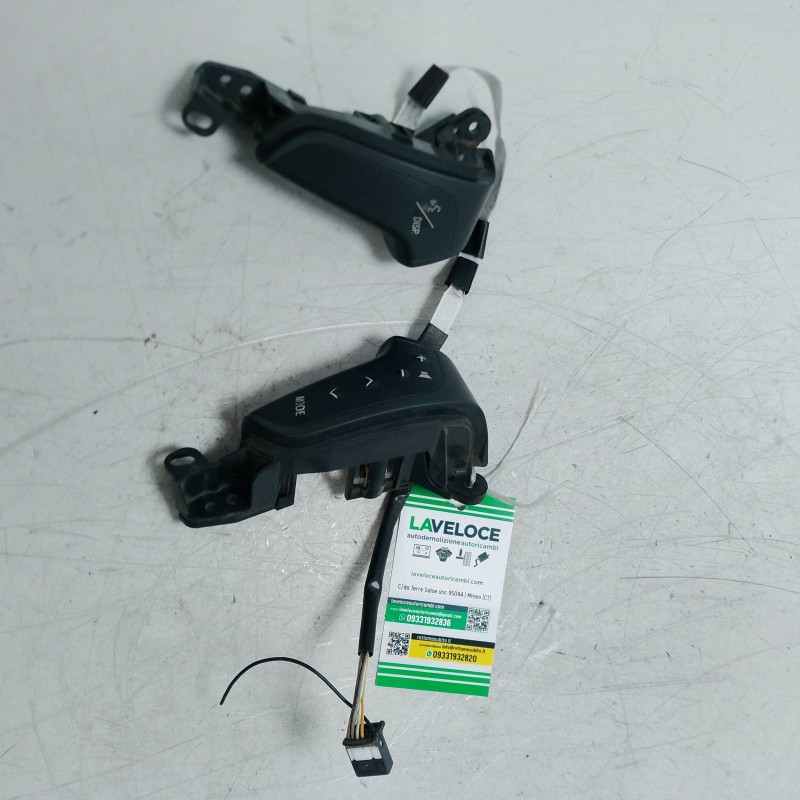 Pulsanti comandi multifunzioni al volante Toyota Avensis MK2 SW 2.0 D-4D 85 KW 2003-08 75B070