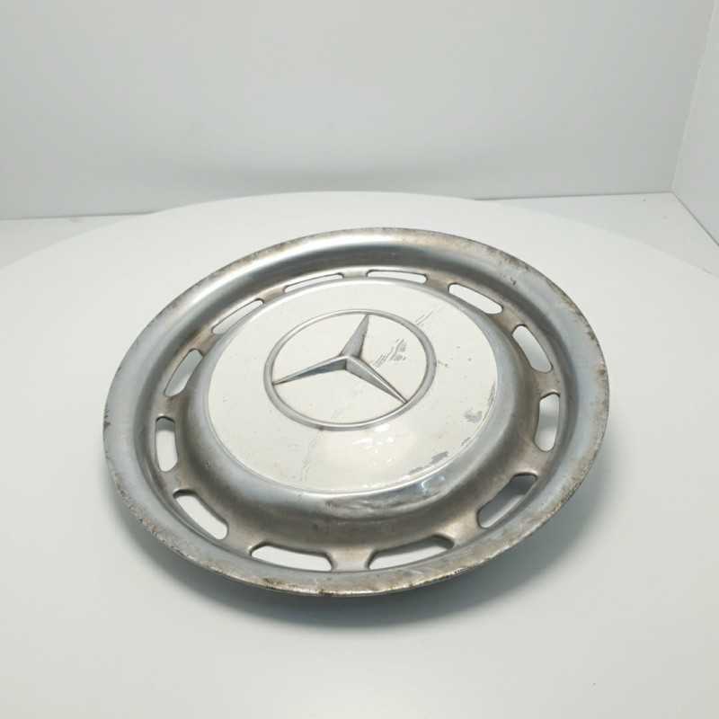 COPRICERCHIO COPPA COPPETTA BORCHIA MERCEDES W114 W115 IN ACCIAIO COLORE BIANCO EPOCA CON GRAFFI DA NORMALE USURA COPRICERCHIO COPPA COPPETTA BORCHIA MERCEDES W114 W115 IN ACCIAIO COLORE BIANCO EPOCA CON GRAFFI DA NORMALE USURA