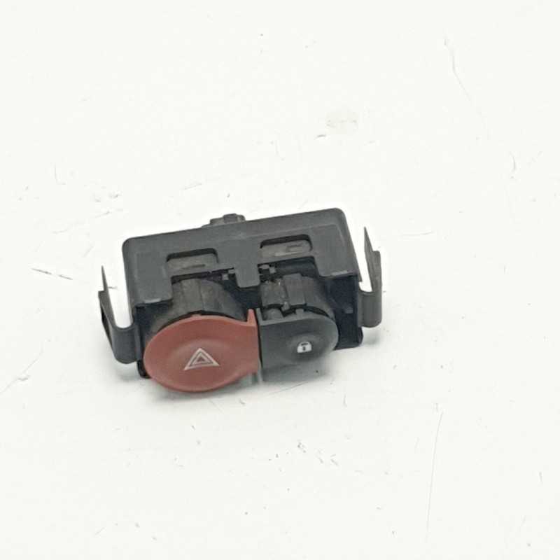 Pulsante interruttore comando emergenza 4 frecce 88300000 Renault Clio IV MK4 Pulsante interruttore comando emergenza 4 frecce 88300000 Renault Clio IV MK4