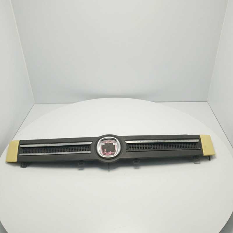 Mascherina griglia radiatore anteriore 735353899 Fiat Panda 2° serie 169 2003-12 colore giallo stemma da sostituire Mascherina griglia radiatore anteriore 735353899 Fiat Panda 2° serie 169 2003-12 colore giallo stemma da sostituire