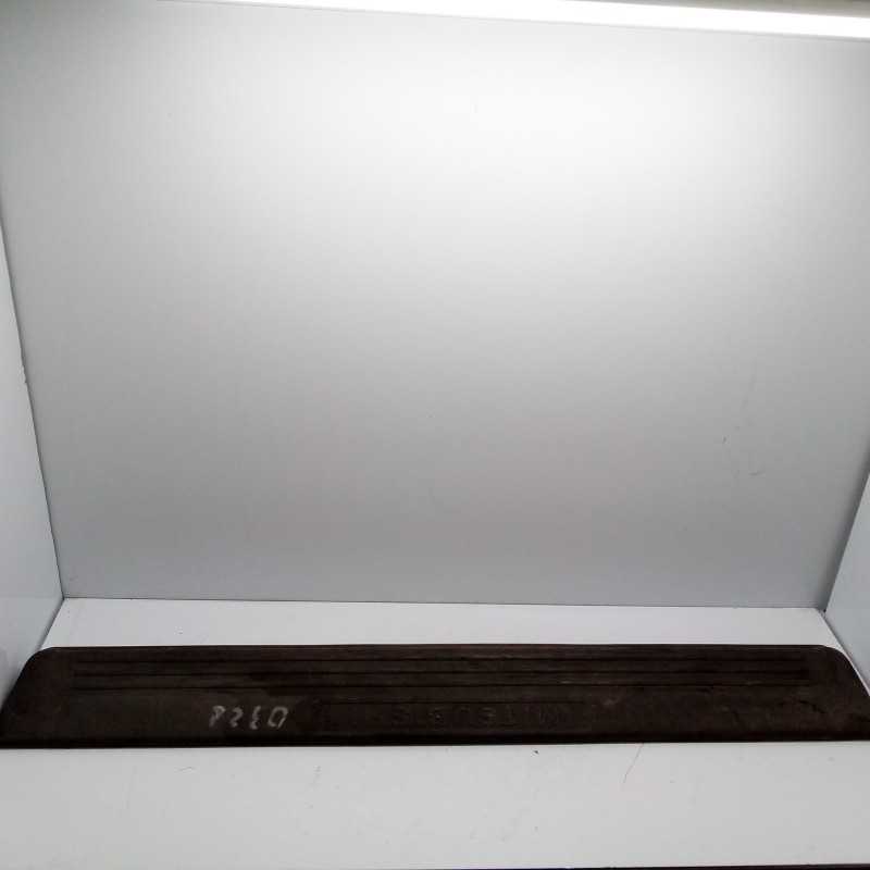 MR402145 Battitacco modanatura anteriore destro portiera Mitsubishi Pajero III V60 1999-06