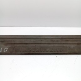 MR402145 Battitacco modanatura anteriore destro portiera Mitsubishi Pajero III V60 1999-06
